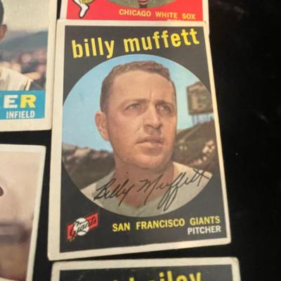 BASEBALL TRADING CARDS (4)