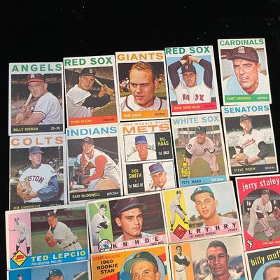 BASEBALL TRADING CARDS (4)