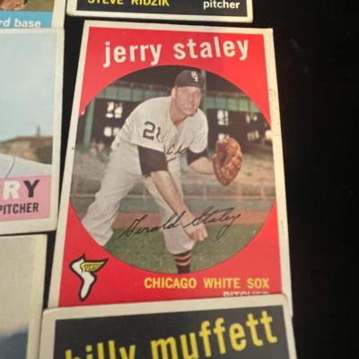 BASEBALL TRADING CARDS (4)