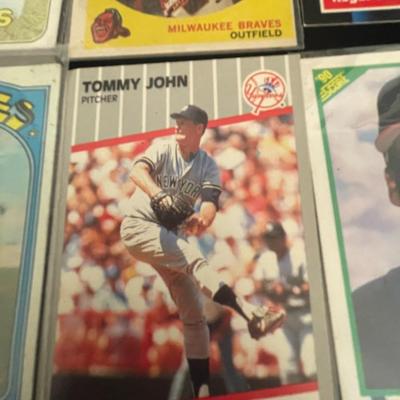 BASEBALL TRADING CARDS (6)