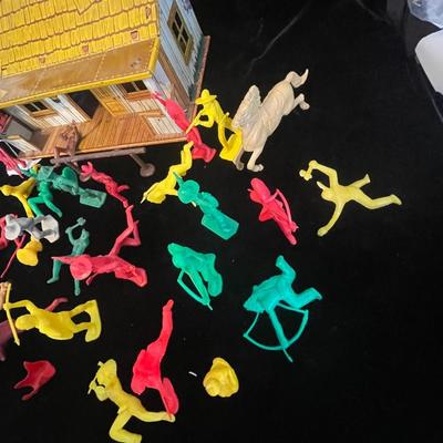 ROY ROGERS TIN LITHO BAR M RANCH HOUSE WITH FENCING PLUS COWBOYS AND INDIANS BY MARX TOYS