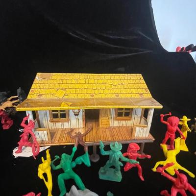 ROY ROGERS TIN LITHO BAR M RANCH HOUSE WITH FENCING PLUS COWBOYS AND INDIANS BY MARX TOYS