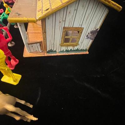 ROY ROGERS TIN LITHO BAR M RANCH HOUSE WITH FENCING PLUS COWBOYS AND INDIANS BY MARX TOYS