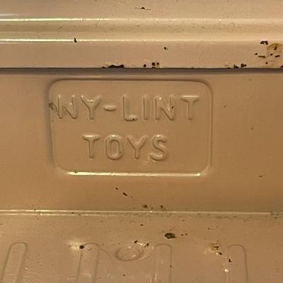 NYLINT TOY KENNEL TRUCK WITH DOGS