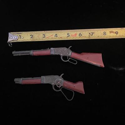 2 SMALL TOY RIFLES