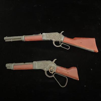 2 SMALL TOY RIFLES