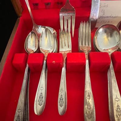 SET OF FLATWARE IN A CHEST
