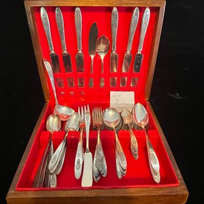 SET OF FLATWARE IN A CHEST