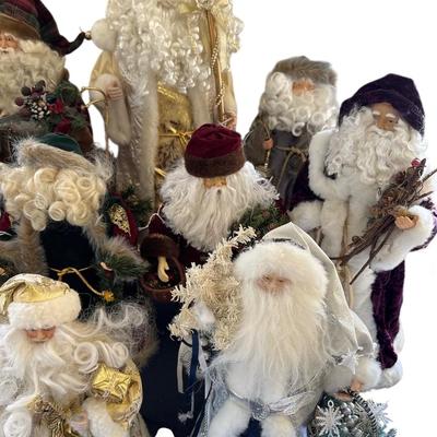 Lot 4 : Holiday Santa’s