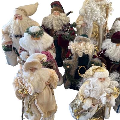 Lot 4 : Holiday Santa’s