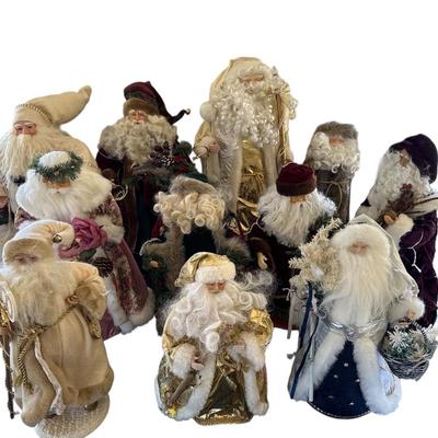 Lot 4 : Holiday Santa’s
