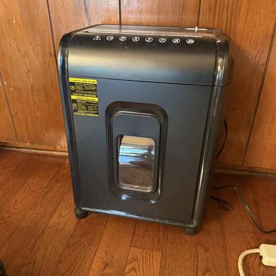 Amazon Basics Paper Shredder