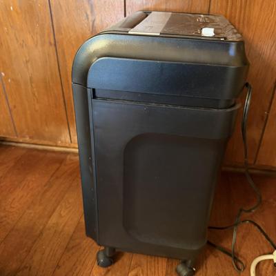 Amazon Basics Paper Shredder
