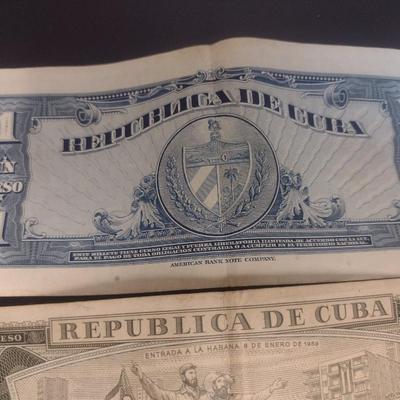 Pair of Cuban National Paper Currency One Peso Bills 1960, 1961 Circulated Condition (148)