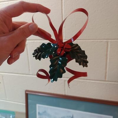 Signed & Numbered Print “Come All Ye Faithful” by Linda Kotila w/ More Holiday Decor (WS-BBL)