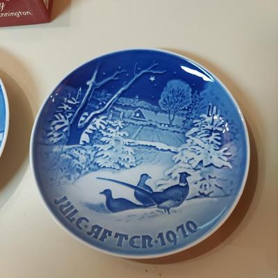 Signed & Numbered Print “Come All Ye Faithful” by Linda Kotila w/ More Holiday Decor (WS-BBL)