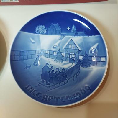 Signed & Numbered Print “Come All Ye Faithful” by Linda Kotila w/ More Holiday Decor (WS-BBL)