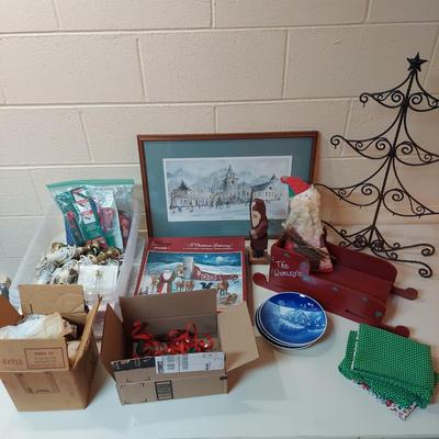 Signed & Numbered Print “Come All Ye Faithful” by Linda Kotila w/ More Holiday Decor (WS-BBL)