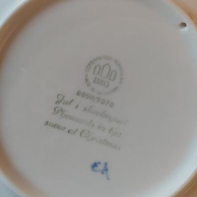 Signed & Numbered Print “Come All Ye Faithful” by Linda Kotila w/ More Holiday Decor (WS-BBL)