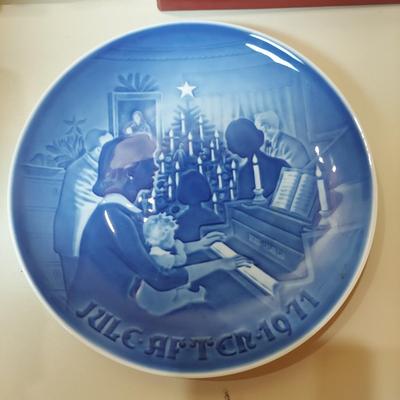 Signed & Numbered Print “Come All Ye Faithful” by Linda Kotila w/ More Holiday Decor (WS-BBL)