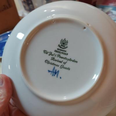 Signed & Numbered Print “Come All Ye Faithful” by Linda Kotila w/ More Holiday Decor (WS-BBL)