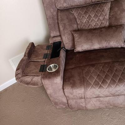 BEAUTIFUL LIKE NEW FULL BODY MASSAGING-HEATED-POWER LIFT ELECTRIC RECLINER