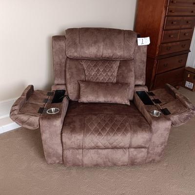 BEAUTIFUL LIKE NEW FULL BODY MASSAGING-HEATED-POWER LIFT ELECTRIC RECLINER
