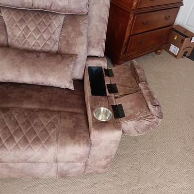 BEAUTIFUL LIKE NEW FULL BODY MASSAGING-HEATED-POWER LIFT ELECTRIC RECLINER