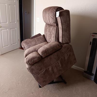 BEAUTIFUL LIKE NEW FULL BODY MASSAGING-HEATED-POWER LIFT ELECTRIC RECLINER