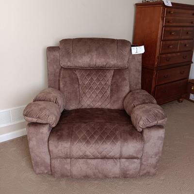 BEAUTIFUL LIKE NEW FULL BODY MASSAGING-HEATED-POWER LIFT ELECTRIC RECLINER