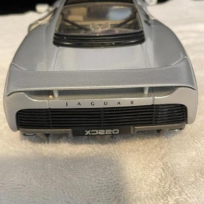 JAGUAR XJ220 DIE-CAST MODEL CAR