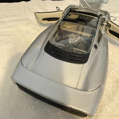 JAGUAR XJ220 DIE-CAST MODEL CAR