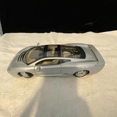 JAGUAR XJ220 DIE-CAST MODEL CAR