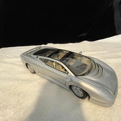JAGUAR XJ220 DIE-CAST MODEL CAR