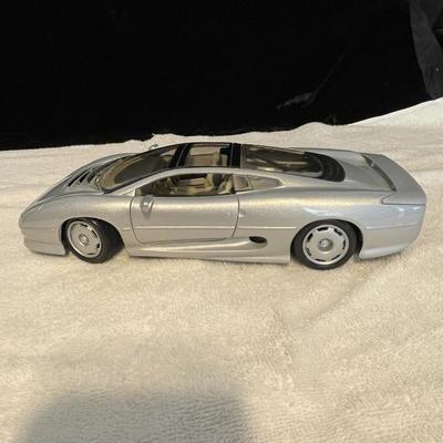 JAGUAR XJ220 DIE-CAST MODEL CAR