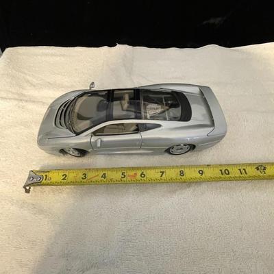 JAGUAR XJ220 DIE-CAST MODEL CAR