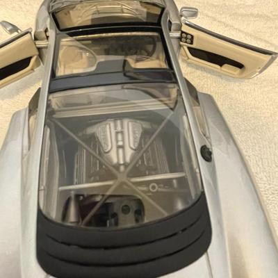 JAGUAR XJ220 DIE-CAST MODEL CAR