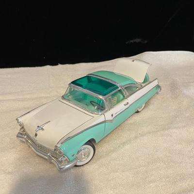 '55 FORD FAIRLANE CROWN VICTORIA DIE-CAST MODEL CAR