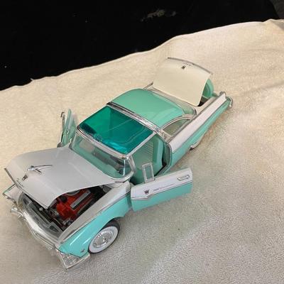 '55 FORD FAIRLANE CROWN VICTORIA DIE-CAST MODEL CAR