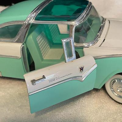 '55 FORD FAIRLANE CROWN VICTORIA DIE-CAST MODEL CAR
