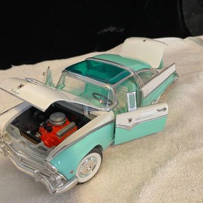 '55 FORD FAIRLANE CROWN VICTORIA DIE-CAST MODEL CAR