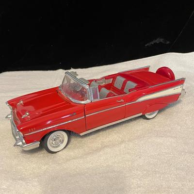 '57 CHEVROLET BEL AIR CONVERTIBLE DIE-CAST MODEL