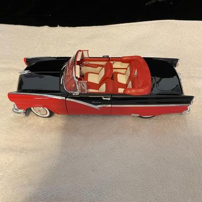 '56 FORD FAIRLANE SUNLINER DIE-CAST MODEL CAR