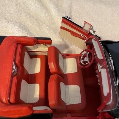 '56 FORD FAIRLANE SUNLINER DIE-CAST MODEL CAR