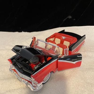 '56 FORD FAIRLANE SUNLINER DIE-CAST MODEL CAR