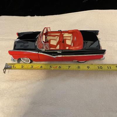'56 FORD FAIRLANE SUNLINER DIE-CAST MODEL CAR