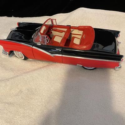 '56 FORD FAIRLANE SUNLINER DIE-CAST MODEL CAR