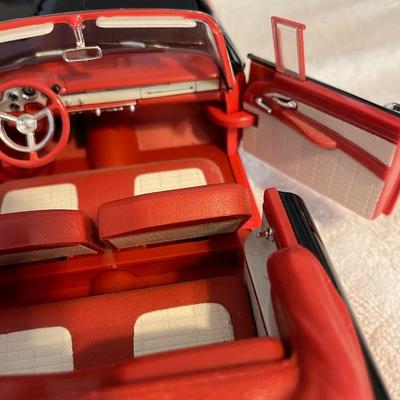 '56 FORD FAIRLANE SUNLINER DIE-CAST MODEL CAR