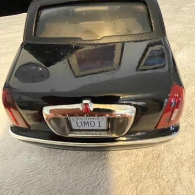 LINCOLN TOWN CAR STRETCH LIMO DIE-CAST MODEL