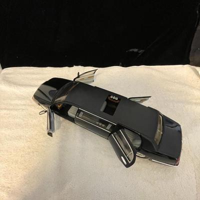 LINCOLN TOWN CAR STRETCH LIMO DIE-CAST MODEL
